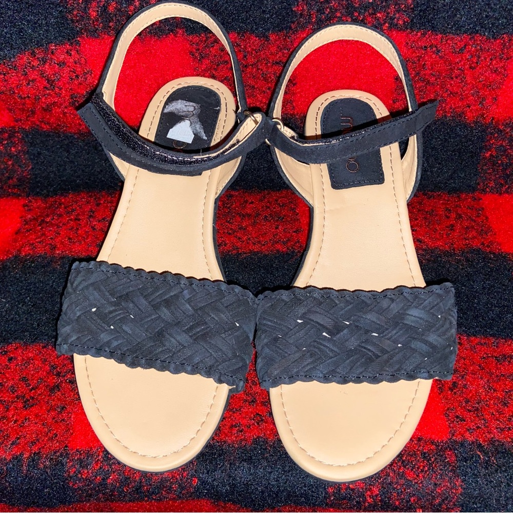 ME TOO size 7M sandal wedge! 🖤😍